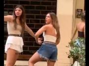 Una abogada argentina fue filmada haciendo gestos racistas en Brasil: quedó detenida y deberá usar tobillera electrónica