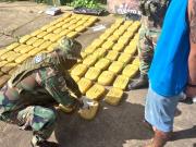 Sorprenden a un hombre con 192 paquetes de marihuana en una vagoneta