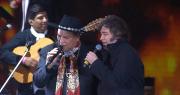 De demonizar los festivales populares a subirse al escenario: la noche en que Milei cantó sus contradicciones
