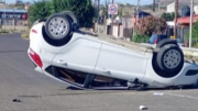 Volcó, abandonó el vehículo y se fue a pie