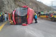 Bus interprovincial se volcó en el paso lateral de Ambato y obligó al cierre vial
