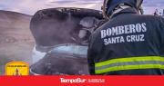 Bomberos sofocan un incendio en un auto