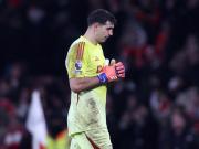 Dibu Martínez dio un rebote largo que le costó muy caro a Aston Villa: cayó con Everton y no pudo acercarse a Arsenal