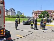 Vuelco frente a la Casa Rosada: un auto quedó dado vuelta tras un impactante choque