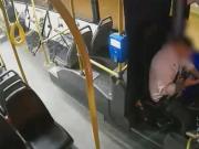 Tras una discusión de tránsito, persiguió a un colectivero y le rompió la nariz de una trompada, pero se confundió de chofer