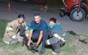 Emotivo rescate en Arturo Seguí: bomberos salvaron a un perrito atrapado en un desagüe