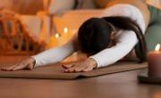 Yoga fácil en casa: 5 posturas para reducir el estrés y la ansiedad en pocos minutos
