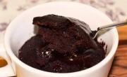 Queda mega chocolatoso, pero sin azúcar ni harina: receta de brownie express para hacer en 5 minutos