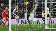 'Dibu' Martínez encajó insólito gol que valió una dura derrota de local para el Aston Villa en Premier League: Otra vez dibujado