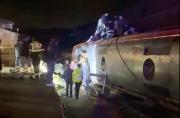 Dos trenes de alta velocidad descarrilaron en España y hay al menos diez muertos