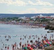 Caminatas al atardecer, playas activas y precios: el verano suma movimiento en Las Grutas