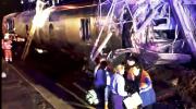 España: al menos 21 muertos y 30 heridos graves en el descarrilamiento de dos trenes