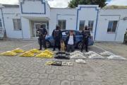 Policía encuentra 143 paquetes con droga en un vehículo en la vía Tulcán–Quito