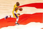 Los Lakers tomaron aire en Toronto