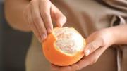 Por qué advierten que no hay que pelar las naranjas con las manos