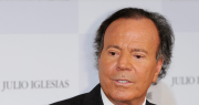 Julio Iglesias intenta frenar la investigación por abuso sexual: el llamativo escrito que presentó su defensa