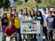 Universitarios llevan ayuda y exigen excarcelaciones de presos políticos en El Rodeo I