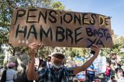 Adultos mayores venezolanos afrontan precariedad y exigen aumento de pensiones