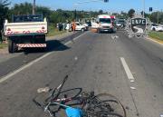 A un auto le “fallaron” los frenos, chocó a un camión que terminó atropellando a ciclista