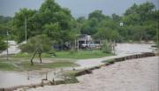 VIDEO. Intensa crecida del río en La Caldera: rescataron a 14 personas atrapadas en un camping