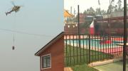 Precisión milimétrica: Así extrae un helicóptero agua desde piscina de una casa para combatir incendios forestales
