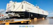 El barco chino que generó polémica llegó al país y descargó el mayor embarque de autos importados de la historia