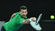 Novak Djokovic logra su victoria 100 en el Abierto de Australia y va por otro récord