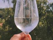 ¿Es peligroso beber agua muy fría cuando hace calor?