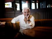 Raúl Lavié confiesa que a los 88 años se aburre y a veces hace shows después de actuar en teatro: “El escenario me revitaliza”