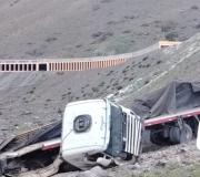 Un camión cayó por un barranco en la ruta a Chile y el chofer resultó herido