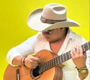 Chitao rinde homenaje a Juan Gabriel con una emotiva versión de “Abrázame Muy Fuerte”