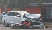 Brutal accidente en Mar del Plata: un motociclista murió tras chocar contra un auto y una camioneta