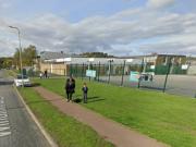 Misterio y horror: una niña de 11 años halló un cuerpo sin vida en el patio de su escuela