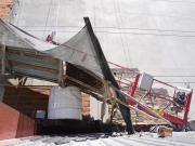 Derrumbe en Villa Crespo: cayó un balancín de una obra en construcción sobre el techo de una casa y rompió el tanque de agua