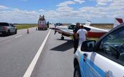 Aterrizaje de emergencia en plena ruta rumbo a la Costa: una avioneta sorprendió a los automovilistas cerca de Pinamar