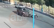¡Un milagro! El video de un hombre que cayó de su moto, y por centímetros, no lo chocó una camioneta