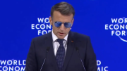 Emmanuel Macron explicó por qué usó anteojos de sol durante su discurso en el Foro de Davos