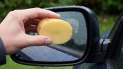 Frotar una papa en los espejos del auto: qué significa y para qué sirve