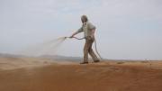 Riegan uno de los desiertos más grandes del mundo con arcilla líquida y lo convierte en un oasis
