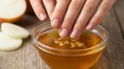 Sumergir las uñas en jugo de cebolla: cuáles son los beneficios de hacerlo
