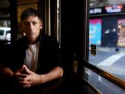 La historia de Diego Cremonesi: tras años de hacer bolos, ahora, cerca de los 50, es figurita codiciada del streaming