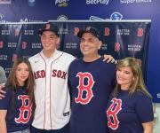 El beisbolista colombiano que firmó con un gigante de las Grandes Ligas, Boston Red