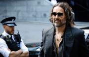 Russell Brand es acusado de dos delitos sexuales más por un tribunal inglés