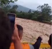 Reportan crecida de río arenoso entre Arapuey y Caja Seca: Autoridades cerraron de manera preventiva de la vía