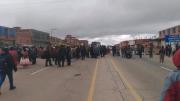 Pobladores de Huarina bloquean la carretera a Copacabana por el alza del pasaje interprovincial