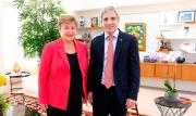 Luis Caputo se reunió con Kristalina Georgieva en Davos en la antesala de la nueva revisión del FMI