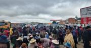 La Paz: Comunarios bloquean ruta al lago Titicaca en protesta contra alza de pasajes