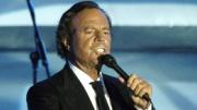 Julio Iglesias publica mensajes de WhatsApp de sus exempleadas para demostrar su inocencia