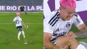 Quiso picarla, le erró y se lesionó: el video del insólito penal de un jugador de Colo Colo en la tanda contra Peñarol que se volvió viral en las redes