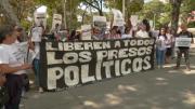 Familiares de detenidos venezolanos exigen liberación frente la oficina del fiscal general